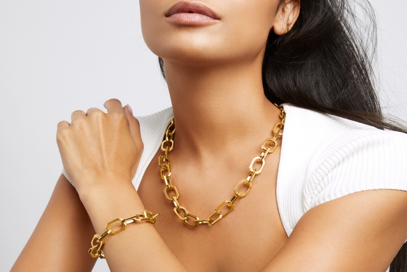 Model with gold chain